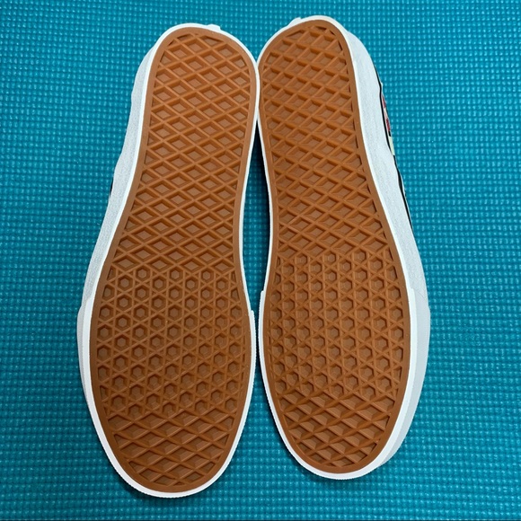 VANS Checkerboard Red Graffiti Slip On Size 8.5 Men’s, 10 Women’s - Picture 8 of 8